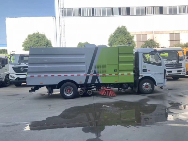 東風(fēng)大多利卡掃路車(2.5方水罐5方塵罐)