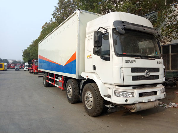 柳汽9.5米(13.8噸)液體廂式車