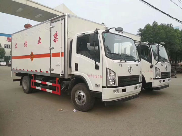 陜汽5.1米(3.6噸)液體廂式車