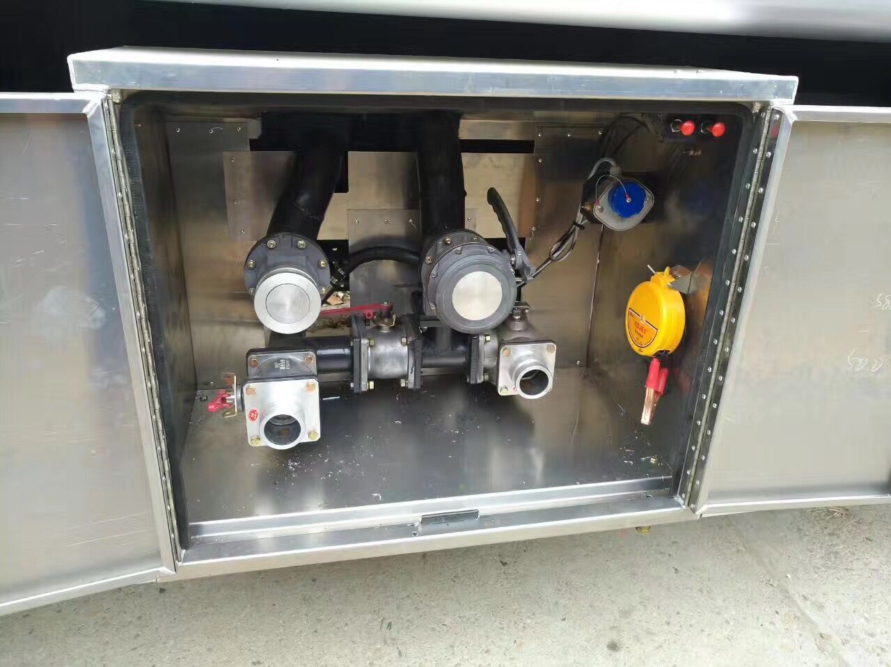 國五東風(fēng)12.5方運(yùn)油車