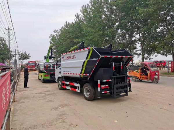 東風(fēng)小多利卡國六藍(lán)牌無泄漏后裝壓縮垃圾車