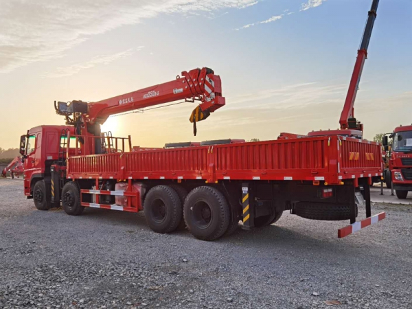 東風D7前四后八12-16噸隨車吊