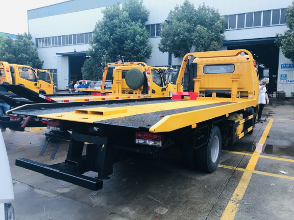 東風(fēng)D9一拖二清障車