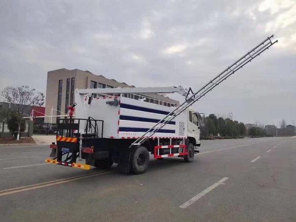 東風(fēng)四驅(qū)光伏板清洗車，8方水罐