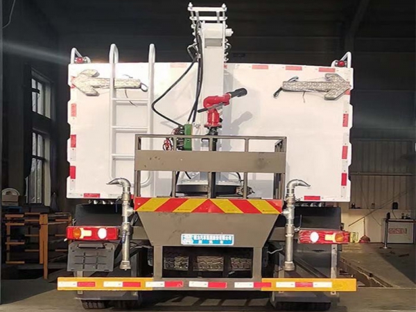 東風(fēng)四驅(qū)光伏板清洗車，8方水罐