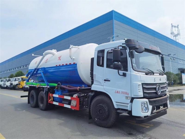 東風D17后雙橋18方吸污車，配水循環(huán)泵加10米吸污帶。