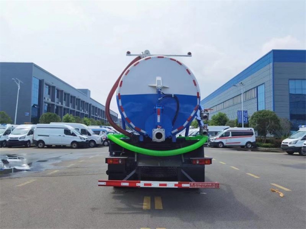 東風D17后雙橋18方吸污車，配水循環(huán)泵加10米吸污帶。
