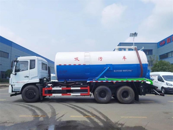東風D17后雙橋18方吸污車，配水循環(huán)泵加10米吸污帶。