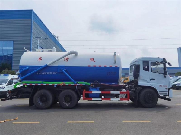 東風D17后雙橋18方吸污車，配水循環(huán)泵加10米吸污帶。