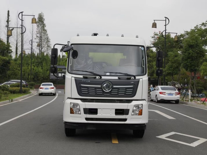 東風(fēng)天錦掃路車(4方水罐8方塵罐)