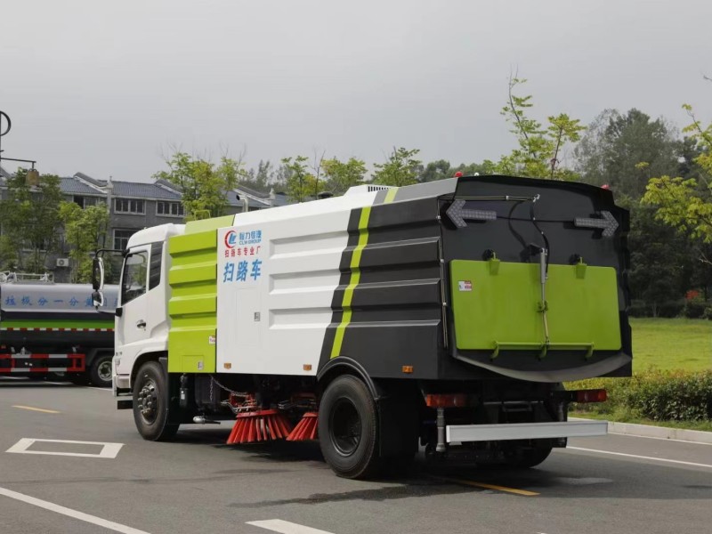 東風(fēng)天錦掃路車(4方水罐8方塵罐)