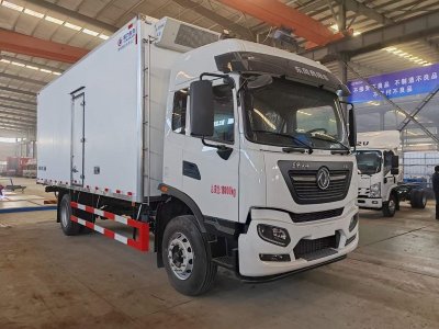 東風(fēng)天錦6.8米貨箱冷藏車，后部加裝液壓尾板超實(shí)惠